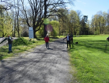 Nordic Walking- majowy spacer po żywieckim parku zamkowym z uczestnikami programu Senior/ka - zdjęcie1