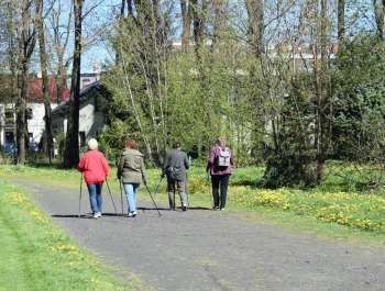 Nordic Walking- majowy spacer po żywieckim parku zamkowym z uczestnikami programu Senior/ka - zdjęcie5