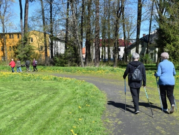 Nordic Walking- majowy spacer po żywieckim parku zamkowym z uczestnikami programu Senior/ka - zdjęcie6
