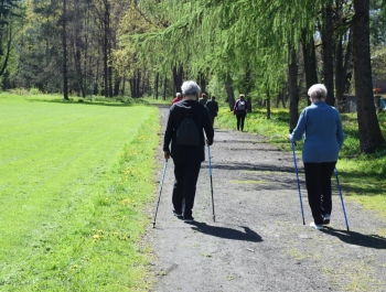 Nordic Walking- majowy spacer po żywieckim parku zamkowym z uczestnikami programu Senior/ka - zdjęcie8