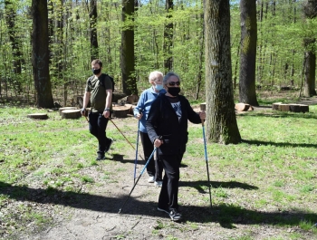Nordic Walking- majowy spacer po żywieckim parku zamkowym z uczestnikami programu Senior/ka - zdjęcie12