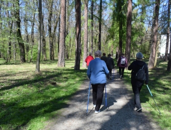 Nordic Walking- majowy spacer po żywieckim parku zamkowym z uczestnikami programu Senior/ka - zdjęcie13