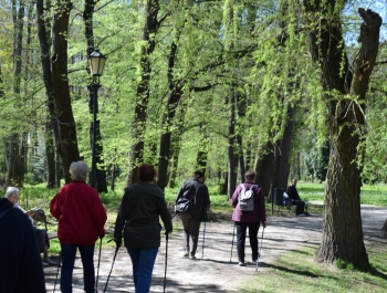 Nordic Walking- majowy spacer po żywieckim parku zamkowym z uczestnikami programu Senior/ka - zdjęcie17
