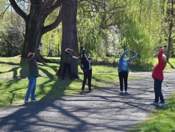 Nordic Walking- majowy spacer po żywieckim parku zamkowym z uczestnikami programu Senior/ka - zdjęcie27