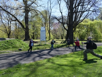 Nordic Walking- majowy spacer po żywieckim parku zamkowym z uczestnikami programu Senior/ka - zdjęcie28