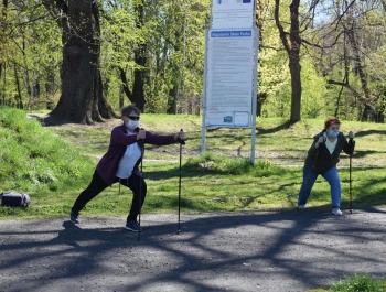 Nordic Walking- majowy spacer po żywieckim parku zamkowym z uczestnikami programu Senior/ka - zdjęcie29