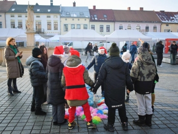 Lodowisko na żywieckim rynku już działa! - zdjęcie24