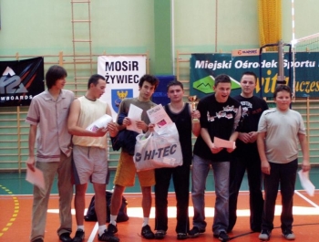 OFICJALNE WYNIKI VIII JESIENNEGO TURNIEJU DZIKICH DRUŻYN W PIŁCE SIATKOWEJ O PUCHAR BURMISTRZA MIASTA ŻYWCA- 02.09.2007 ROK - zdjęcie11