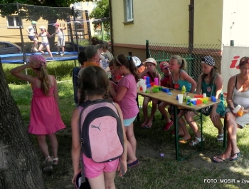 W UPALNE LATO Z MOSiR-em DZIŚ BAWILIŚMY SIĘ NA OSIEDLU POD GRAPĄ - zdjęcie31