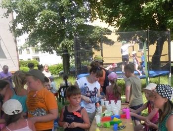 W UPALNE LATO Z MOSiR-em DZIŚ BAWILIŚMY SIĘ NA OSIEDLU POD GRAPĄ - zdjęcie30