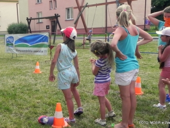 W UPALNE LATO Z MOSiR-em DZIŚ BAWILIŚMY SIĘ NA OSIEDLU POD GRAPĄ - zdjęcie29