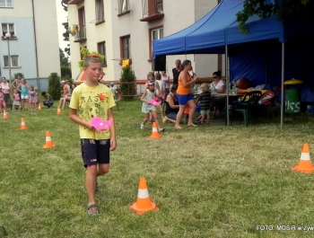 W UPALNE LATO Z MOSiR-em DZIŚ BAWILIŚMY SIĘ NA OSIEDLU POD GRAPĄ - zdjęcie28