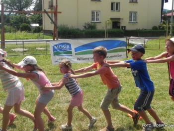 W UPALNE LATO Z MOSiR-em DZIŚ BAWILIŚMY SIĘ NA OSIEDLU POD GRAPĄ - zdjęcie18
