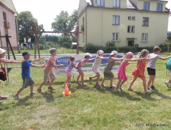 W UPALNE LATO Z MOSiR-em DZIŚ BAWILIŚMY SIĘ NA OSIEDLU POD GRAPĄ - zdjęcie16