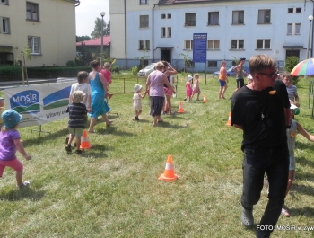 W UPALNE LATO Z MOSiR-em DZIŚ BAWILIŚMY SIĘ NA OSIEDLU POD GRAPĄ - zdjęcie15