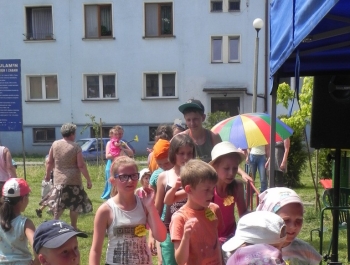 W UPALNE LATO Z MOSiR-em DZIŚ BAWILIŚMY SIĘ NA OSIEDLU POD GRAPĄ - zdjęcie14