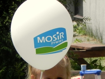 W UPALNE LATO Z MOSiR-em DZIŚ BAWILIŚMY SIĘ NA OSIEDLU POD GRAPĄ - zdjęcie3
