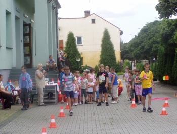 FESTYN SPORTOWO REKREACYJNY DLA DZIECI - "POżEGNANIE WAKACJI" - PRZY SZKOLE PODSTAWOWEJ NR 1 - zdjęcie6