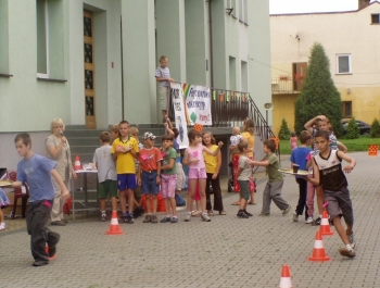 FESTYN SPORTOWO REKREACYJNY DLA DZIECI - "POżEGNANIE WAKACJI" - PRZY SZKOLE PODSTAWOWEJ NR 1 - zdjęcie3